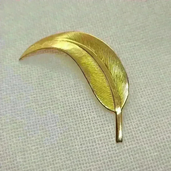 Vintage Jewelry - Vintage gold tone feather brooch pin